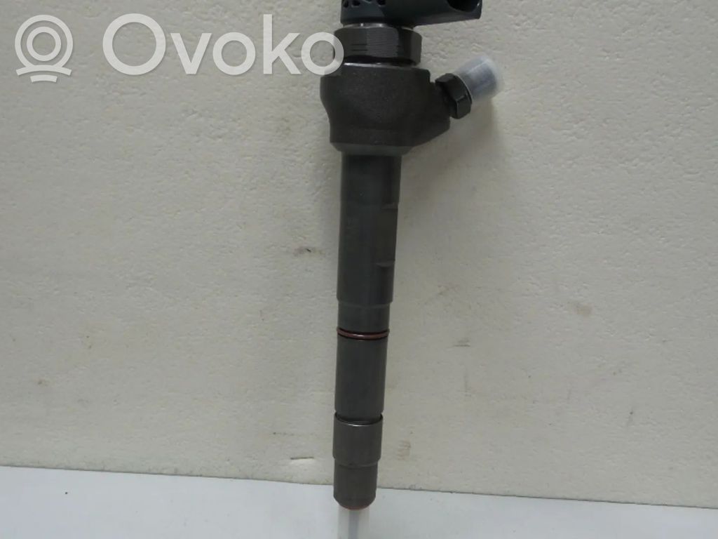 Volkswagen PASSAT B7 Inyector de combustible 