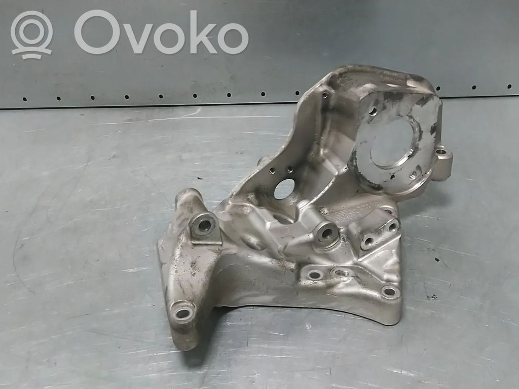 Volvo XC90 Generator/alternator bracket 