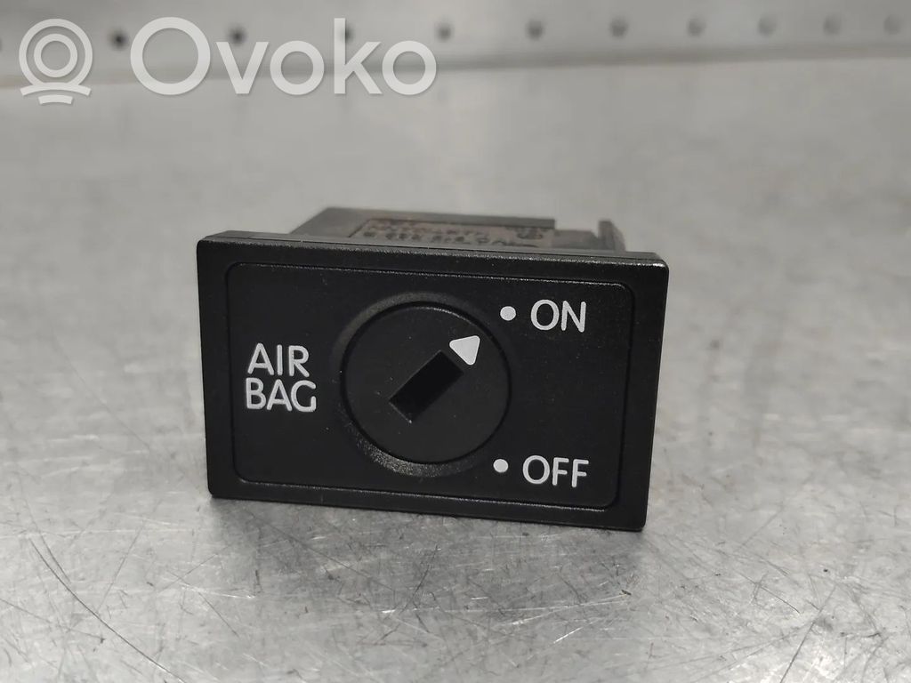 Volkswagen Touran II Passenger airbag on/off switch 