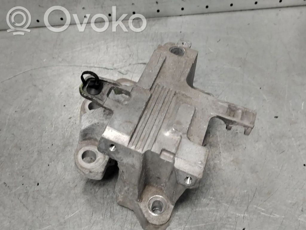 Volvo XC40 Engine mount bracket 