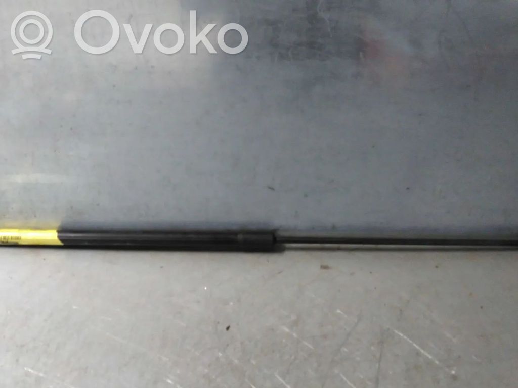Volkswagen PASSAT B6 Siłownik maski przedniej 