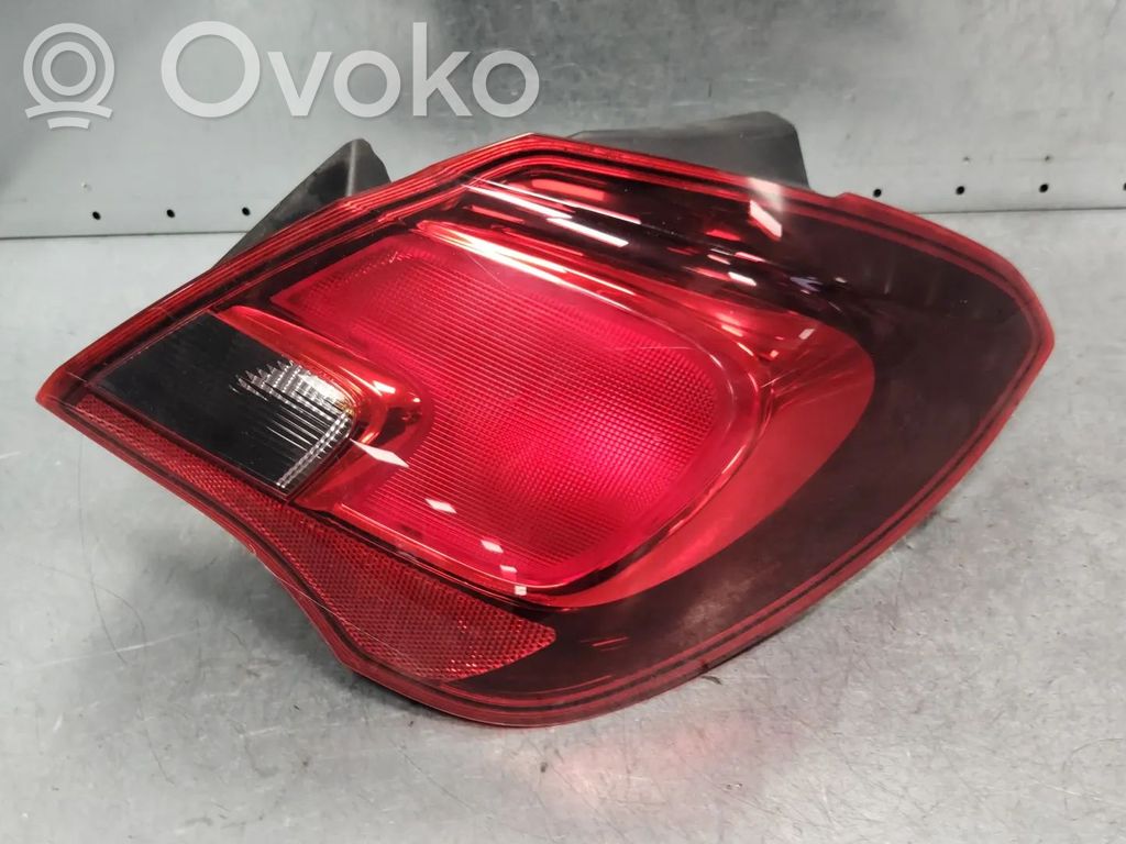 Opel Corsa E Aizmugurējais lukturis virsbūvē 