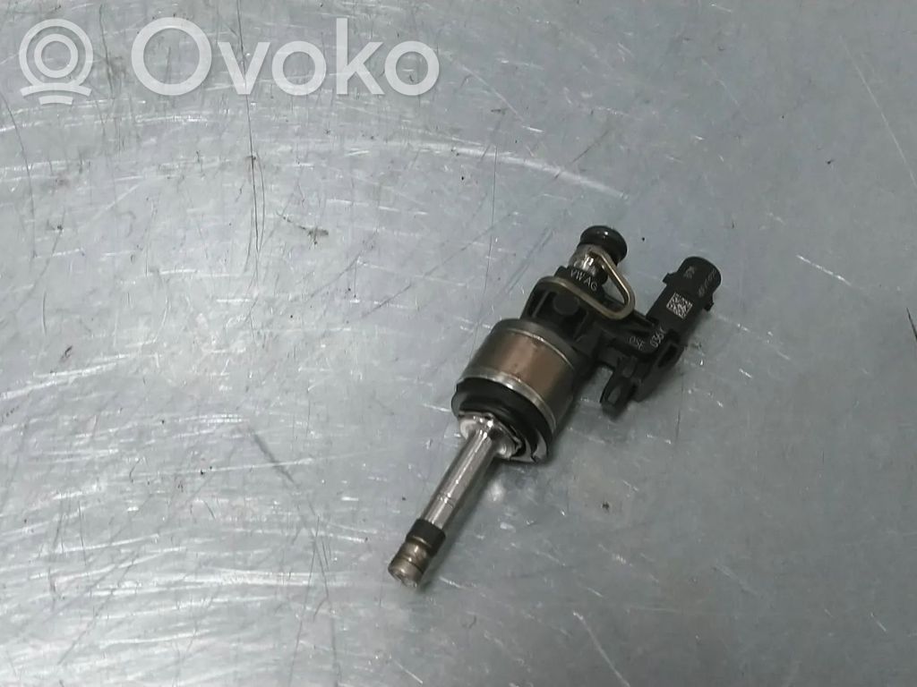 Volkswagen Golf VIII Wtryskiwacz paliwa 