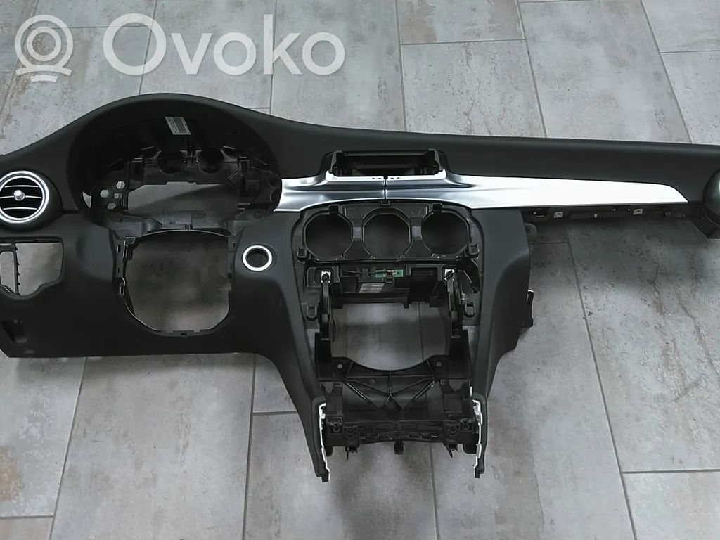 Mercedes-Benz C W205 Panel de instrumentos 