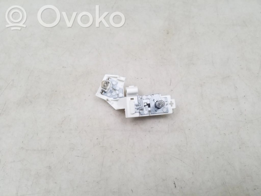 Opel Astra J Takavalon polttimon suojan pidike 