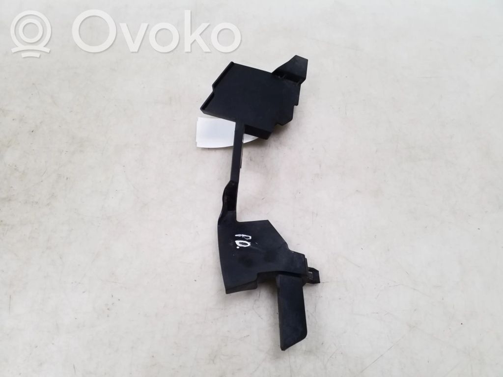 Front bumper mounting bracket   GS1D56251