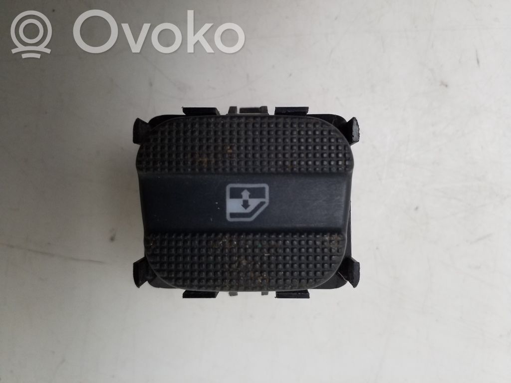 Volkswagen PASSAT B4 Przyciski szyb 