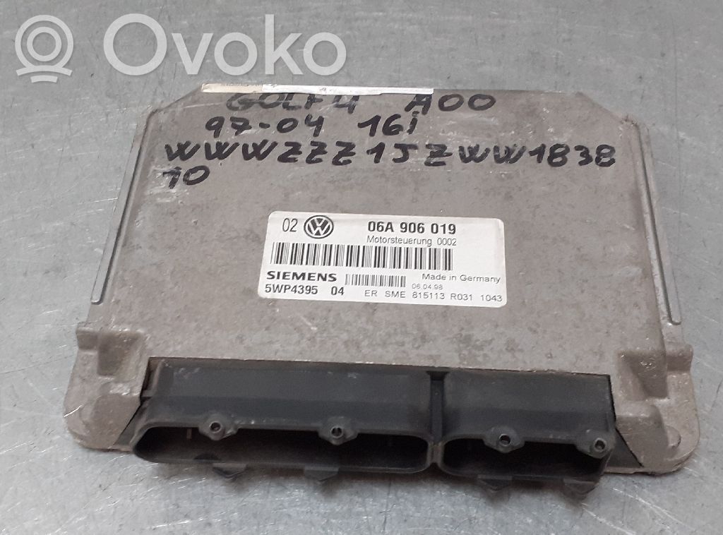 Unidad de control/módulo del motor   06A906019