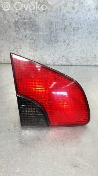 Lampy tylnej klapy bagażnika   15E303
