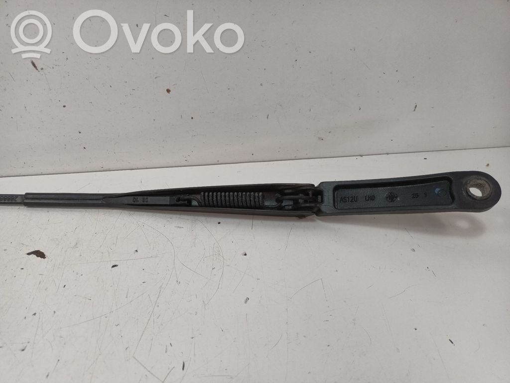 Brazo del limpiaparabrisas delantero