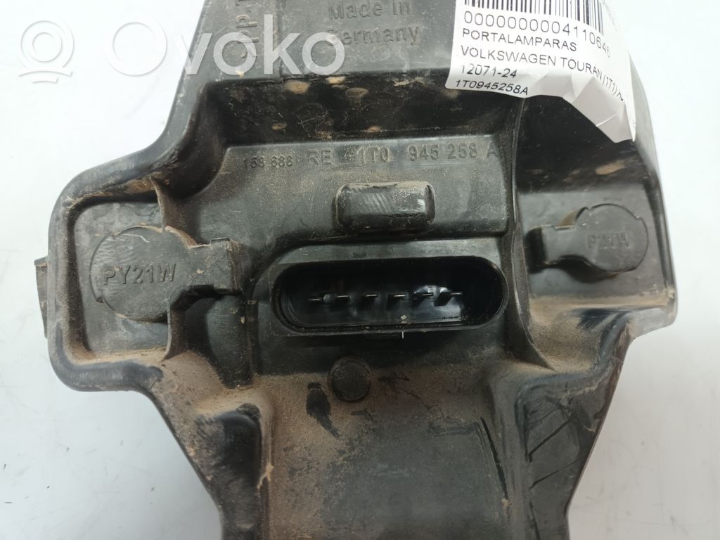 Volkswagen Touran I Takavalon polttimon suojan pidike