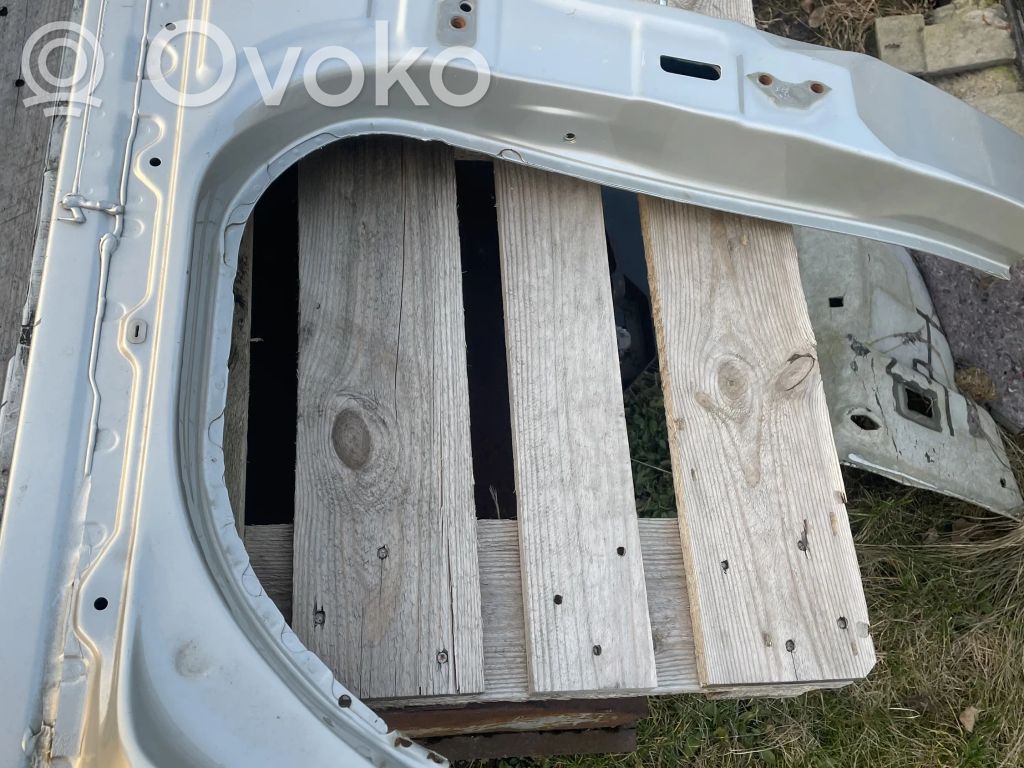 Front sill (body part)
