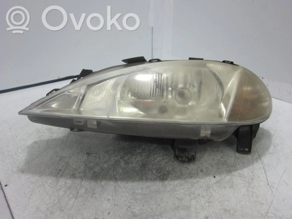Renault Megane II Lampa przednia 
