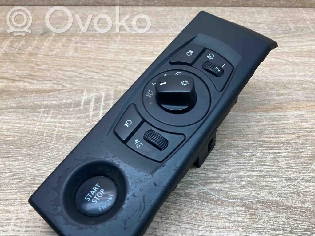 Light switch   6953737