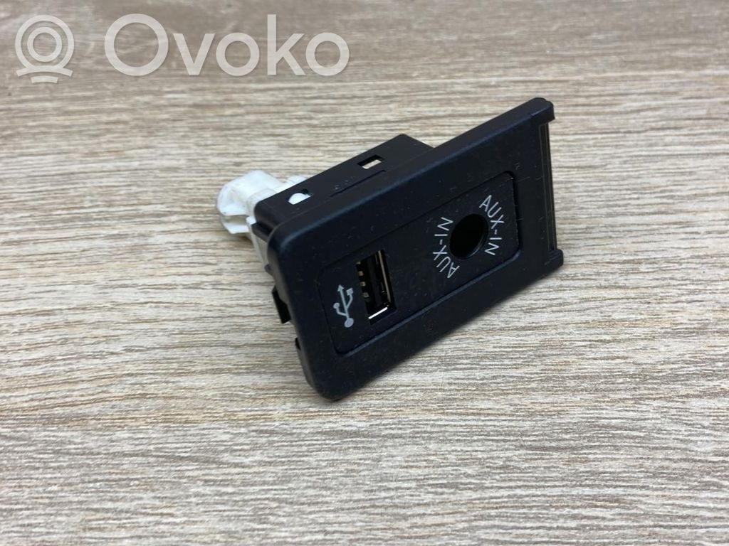 BMW 3 E90 E91 AUX in-socket connector 