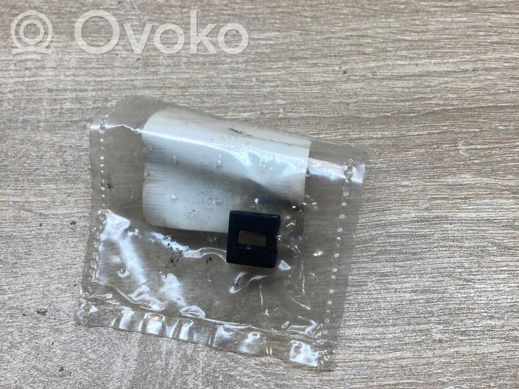 Opel Corsa D Gumowa uszczelka drzwi przednich 