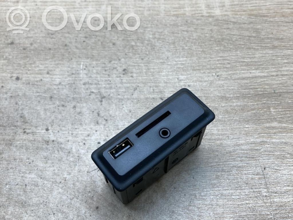 Renault Master III Enchufe conector entrada auxiliar 