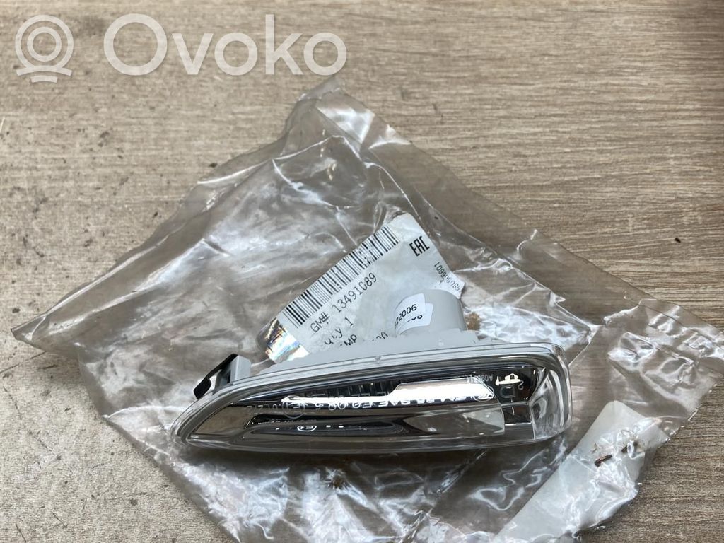 Opel Astra J Indicatore di direzione del parafango anteriore 