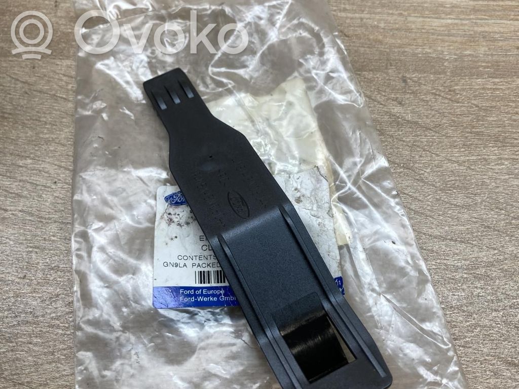 Ford Focus Headlight/headlamp mounting bracket 