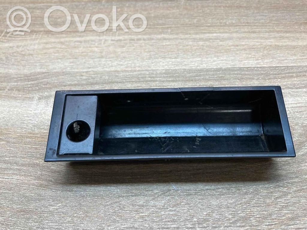 Auton tuhkakuppi   8402967
