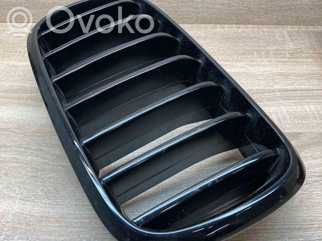 BMW X5 F15 Etupuskurin ylempi jäähdytinsäleikkö 