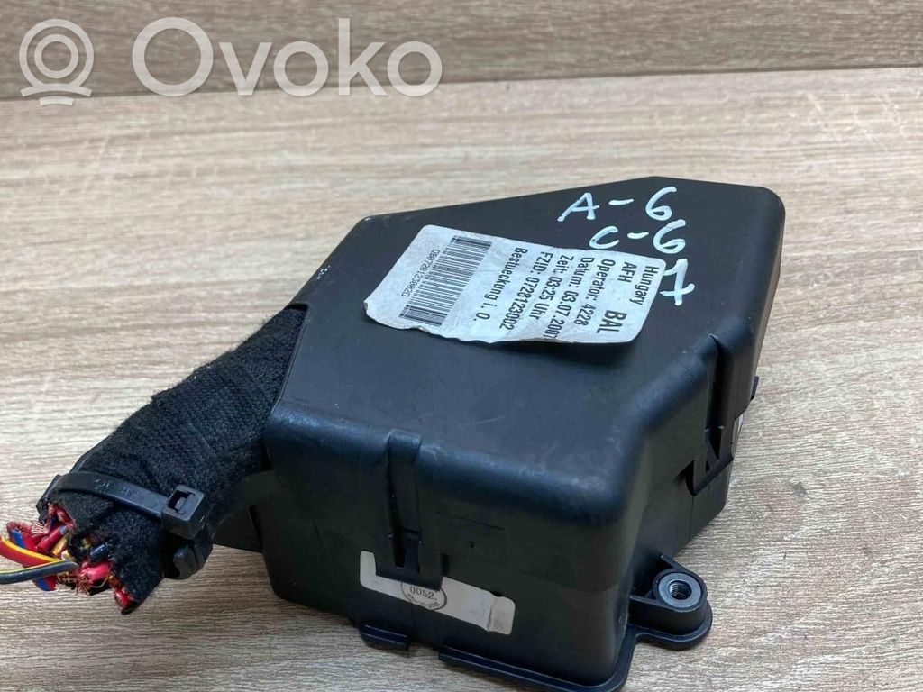 Audi A6 S6 C6 4F Ramka / Moduł bezpieczników 