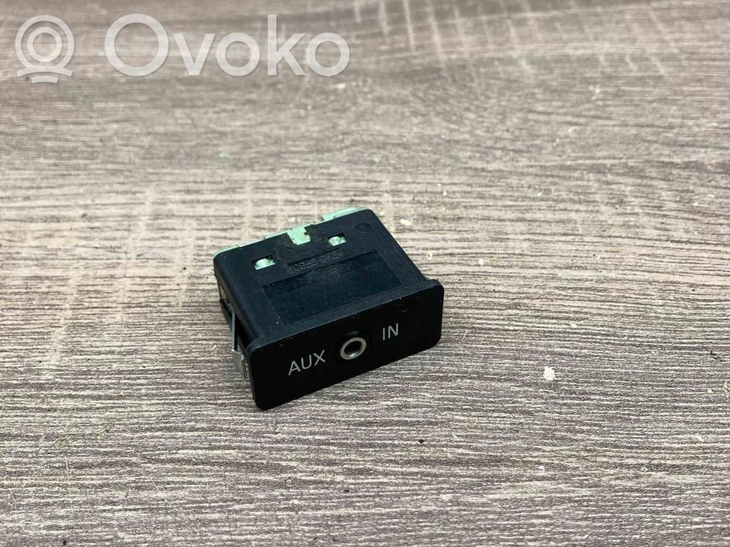 AUX-pistokeliitin   6986791