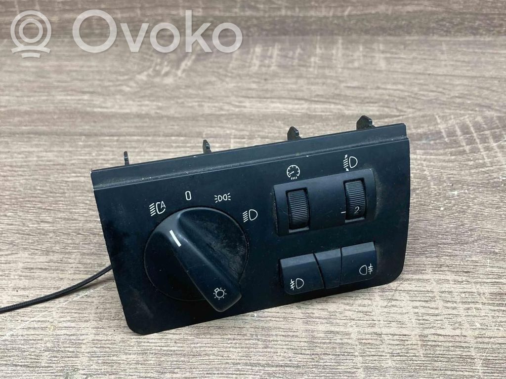 Light switch   6909776