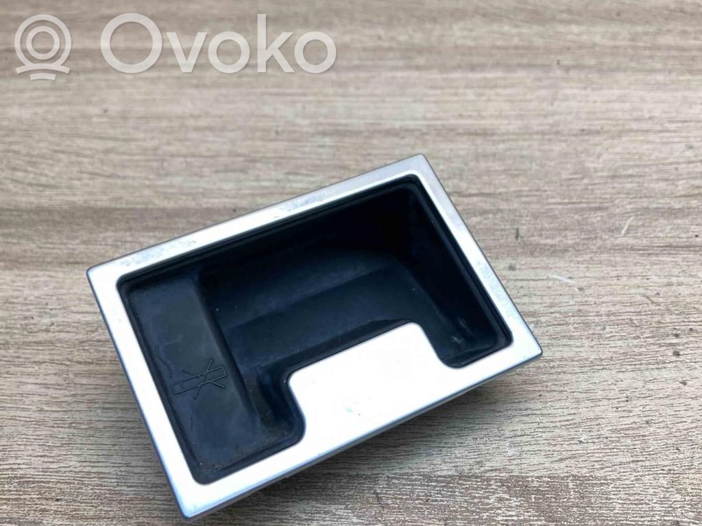 BMW 5 E60 E61 Peleninė panelėje 