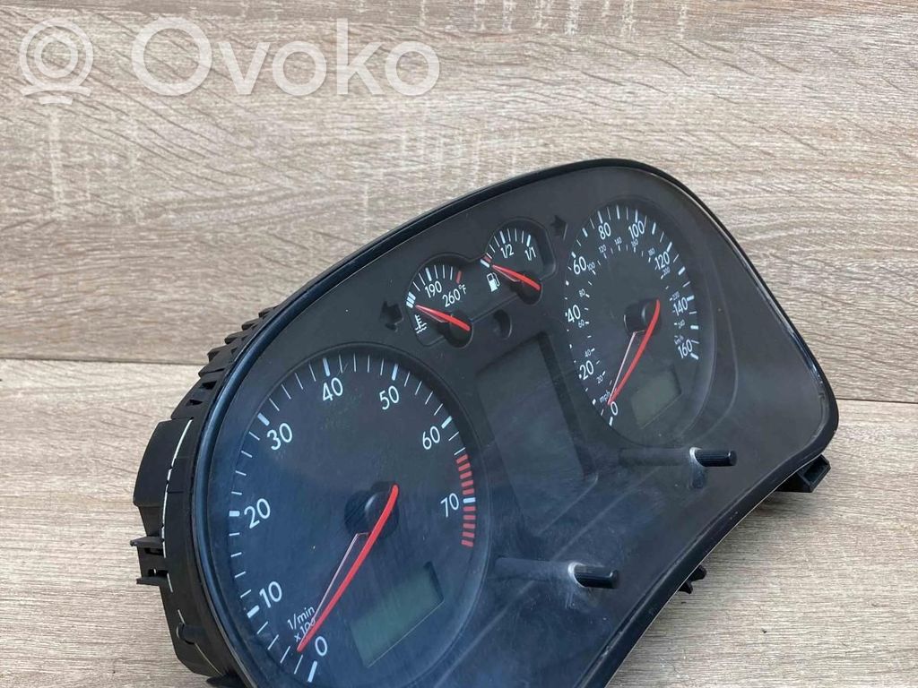 Volkswagen Golf IV Geschwindigkeitsmesser Cockpit 