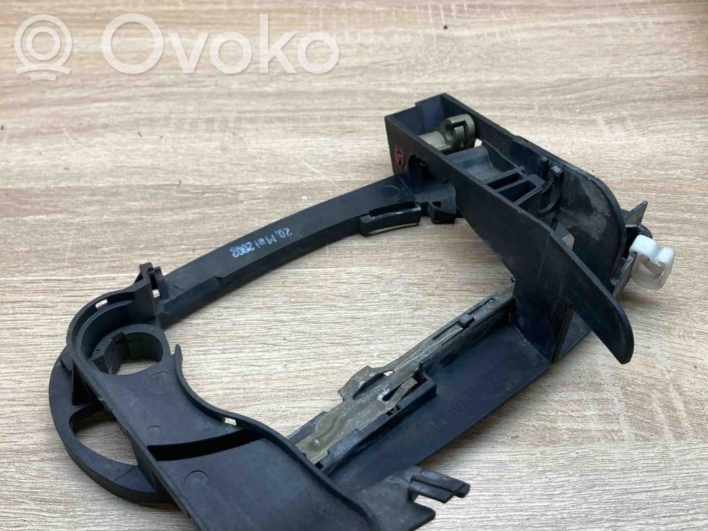 BMW 7 E65 E66 Priekšpusē turētājs / kronšteins ārējam atvēršanas rokturim 