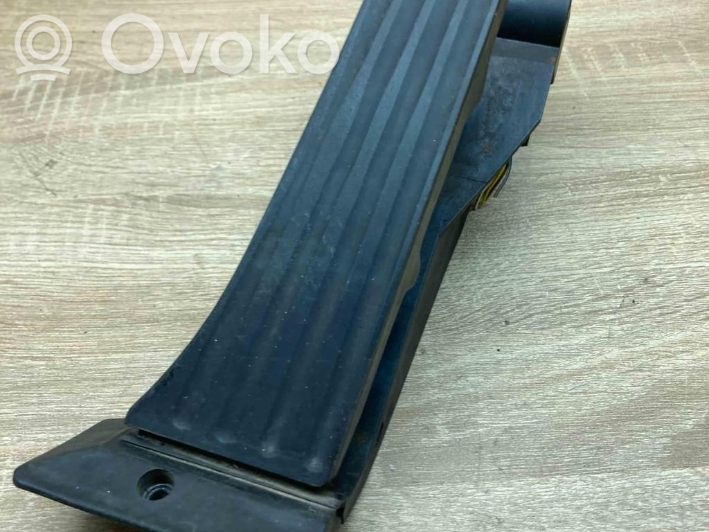 Akceleratoriaus pedalas   6772645,25916010,WITHPLUG