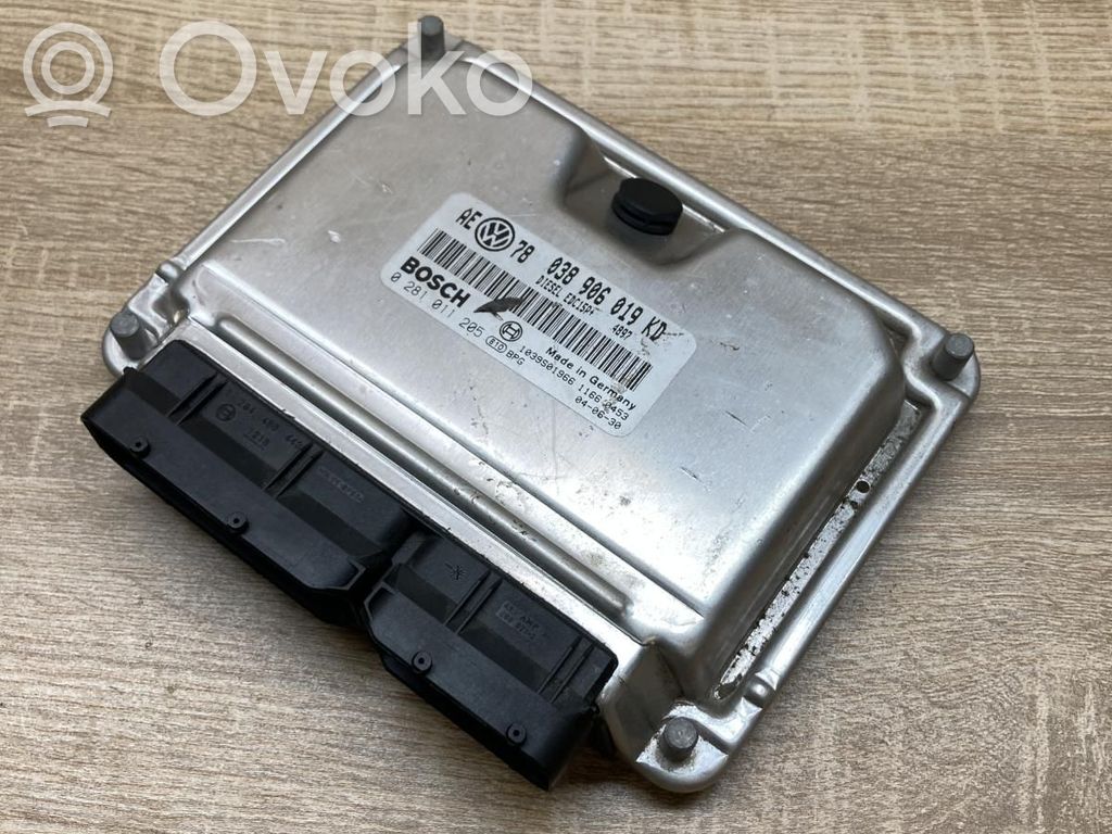 Volkswagen PASSAT B5.5 Unitate control motor/modul ECU 