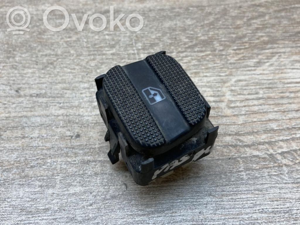 Volkswagen PASSAT B4 Przyciski szyb 