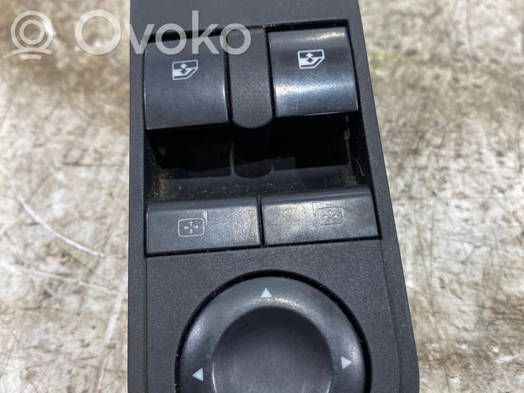 Opel Astra H Przyciski szyb 