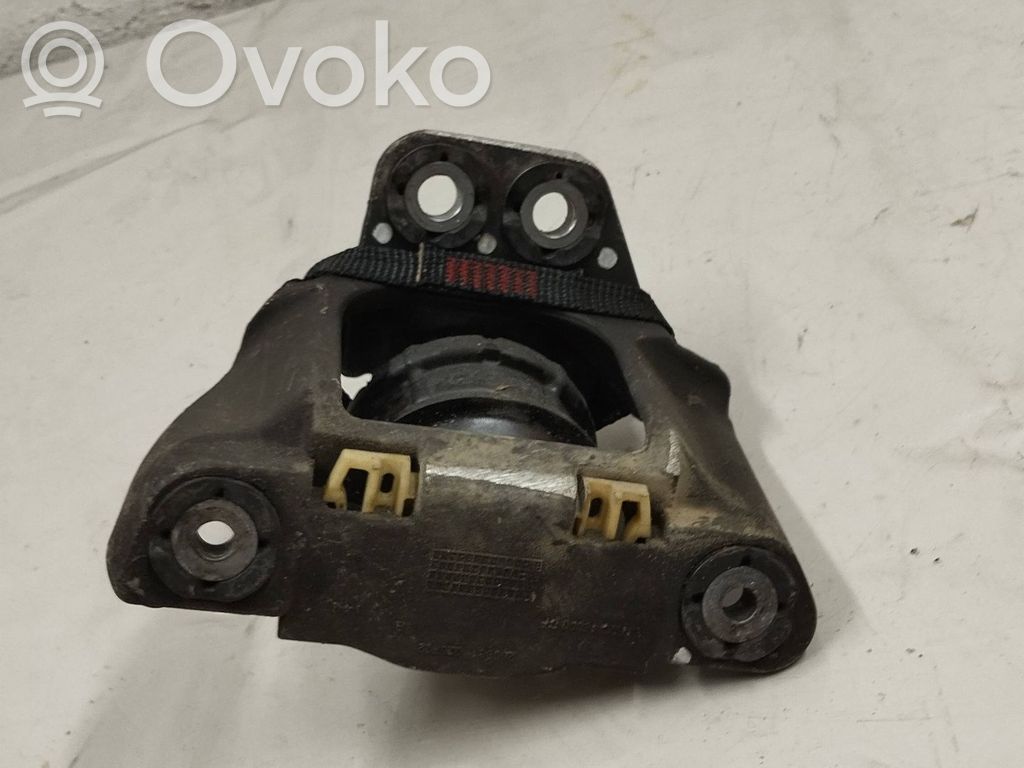 Volvo XC90 Engine mount bracket 