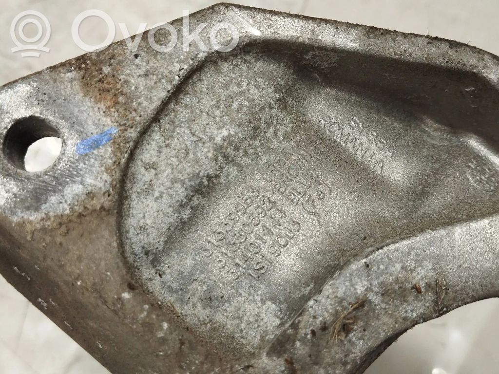 Volvo XC90 Engine mount bracket 