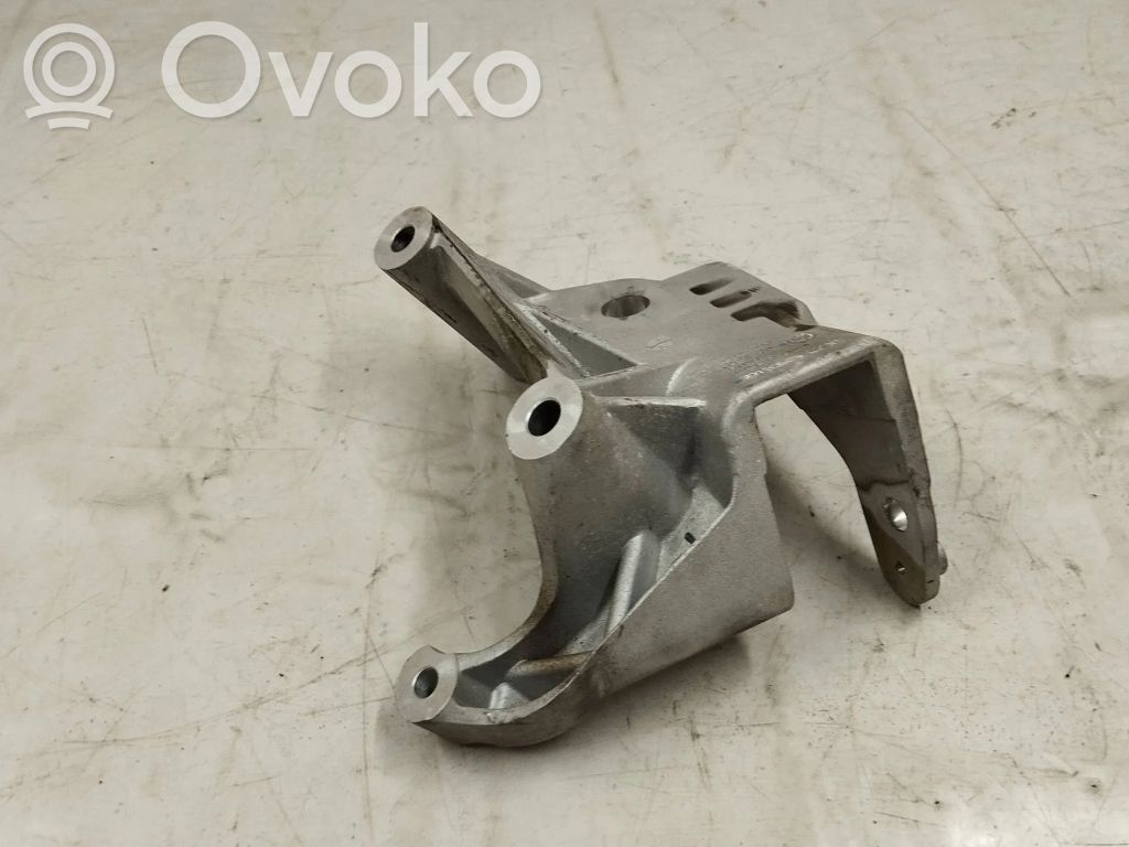 Volvo XC60 Engine mounting bracket 