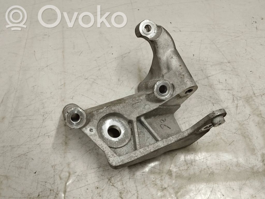Volvo XC60 Engine mounting bracket 