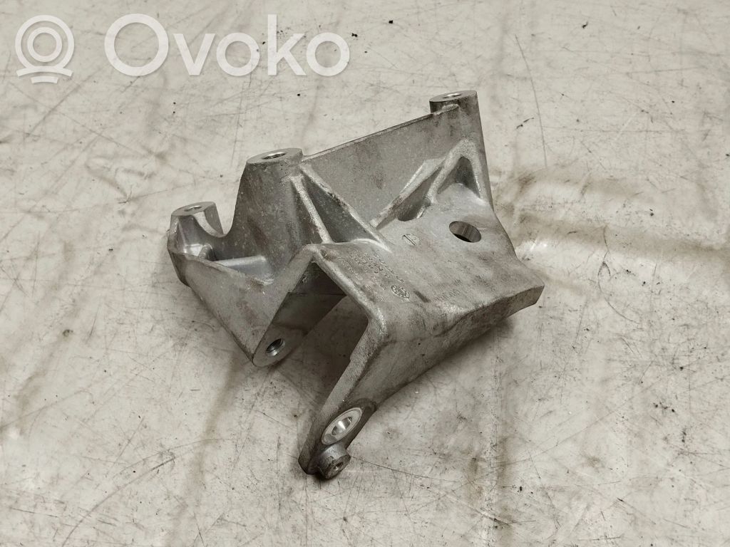 Volvo S90, V90 Engine mounting bracket 