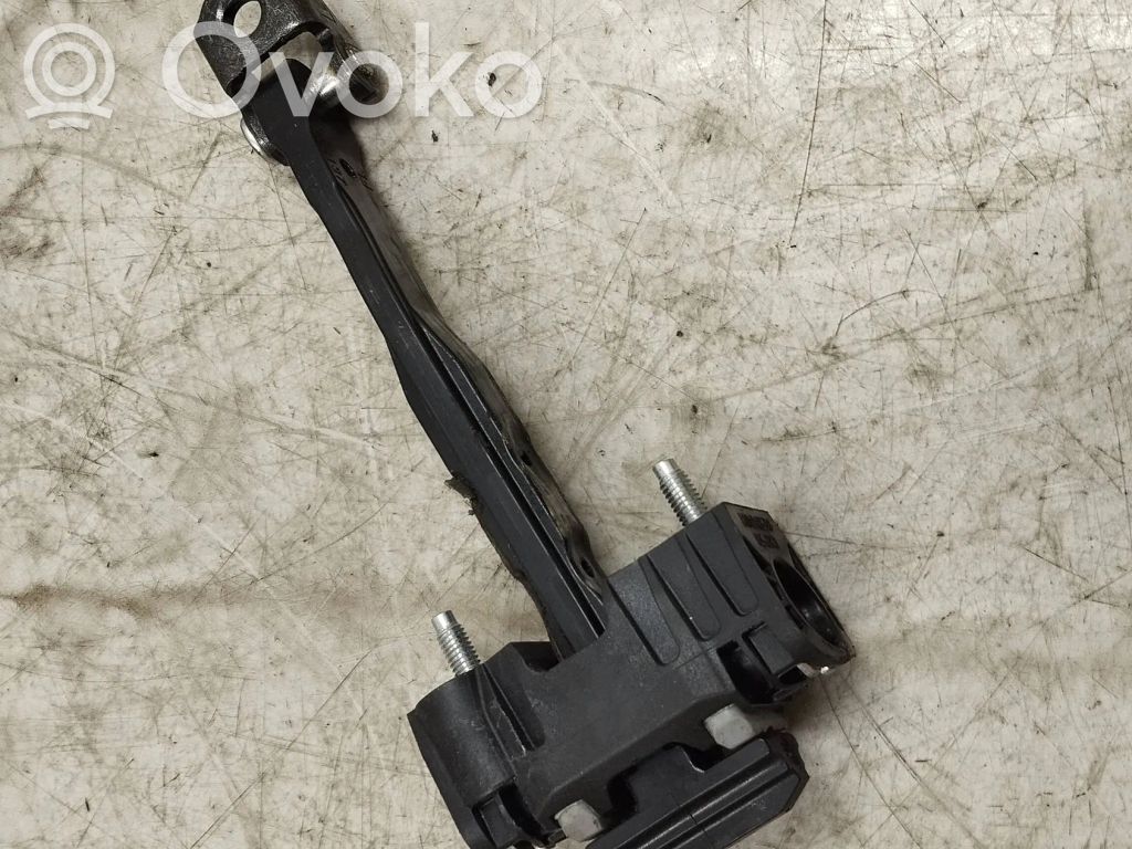 Volvo XC90 Etuoven pidätin 