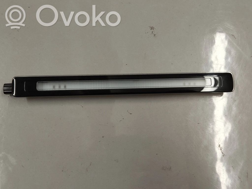 Boot/trunk interior light   8W9947409