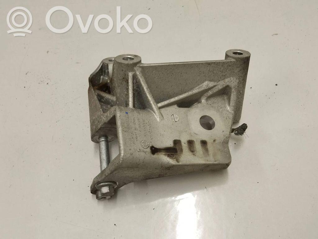 Volvo XC90 Engine mounting bracket 