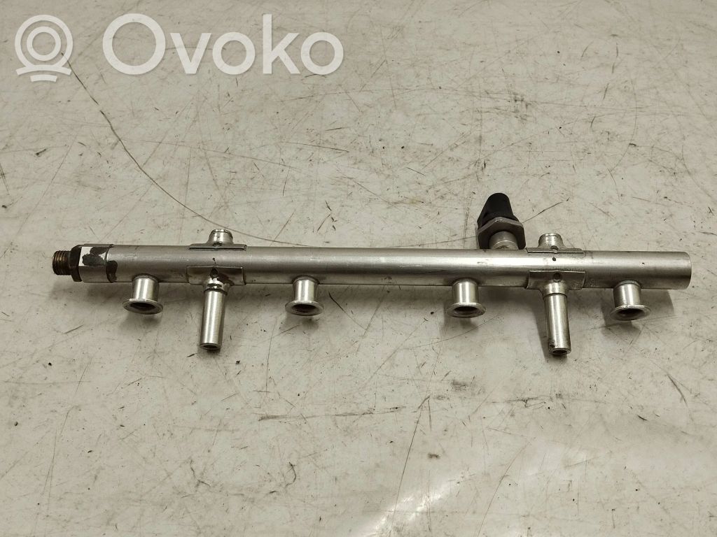 Audi A3 S3 8V Fuel distributor 