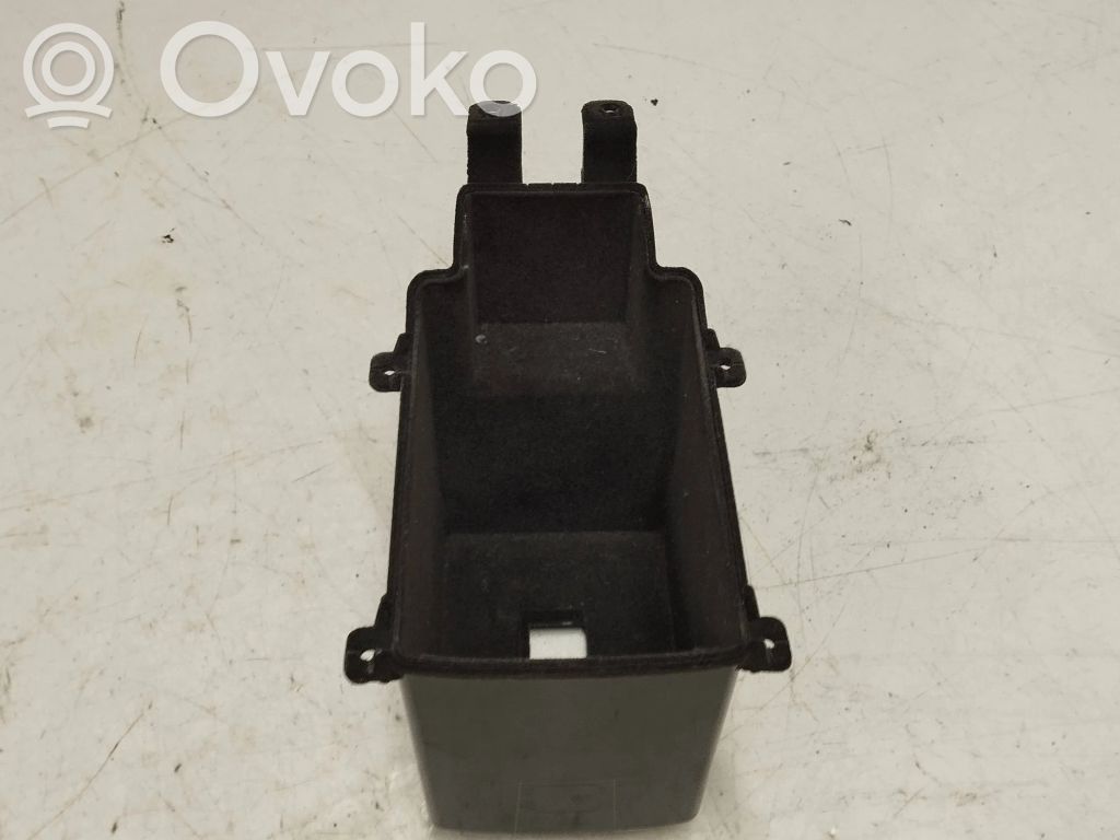 Audi Q3 8U Hansikaslokeron keskikonsoli 