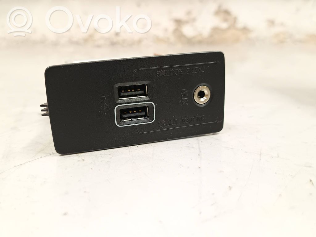Volvo XC60 USB socket connector 
