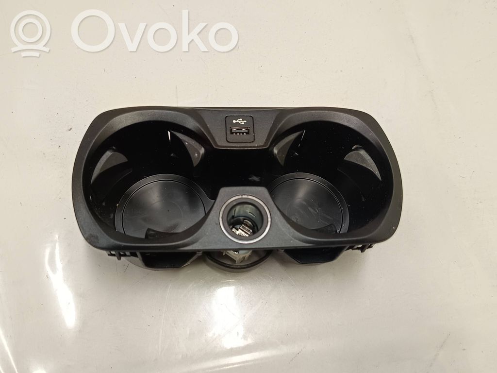 BMW i4 Mukiteline edessä 