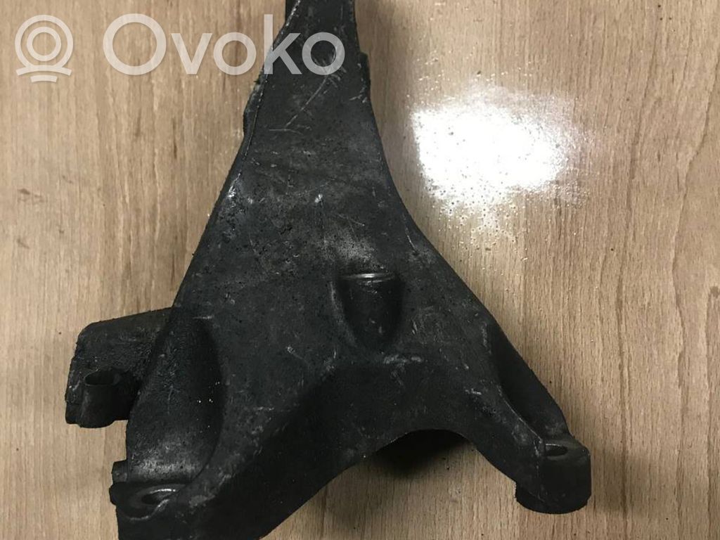 Engine mounting bracket   6781916,13307410,69074