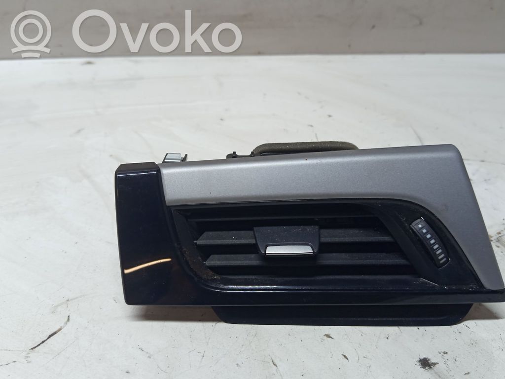BMW X1 F48 F49 Boczna kratka nawiewu deski rozdzielczej 