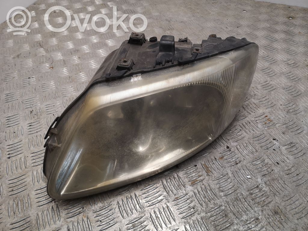 Chrysler Voyager Lampa przednia 